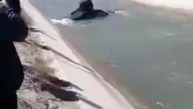 哥俩乘车将欲行，忽闻岸上路歌声，南水北调上千里，不及汽车当船行[龇牙]