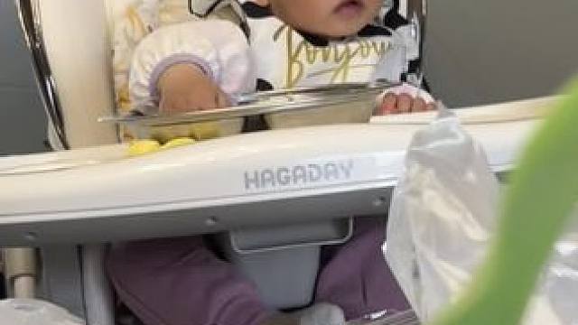 吃饭吃着吃着睡着了，小猪也没谁了。