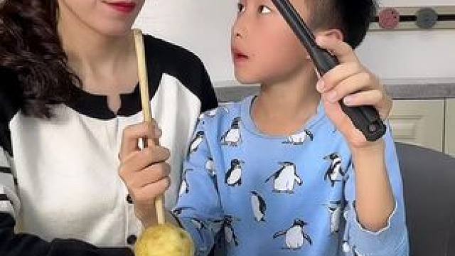 #亲子互动 #万万没想到 #母子日常 
想不明白，为啥土豆会往上跑？？？有知道的朋友吗？