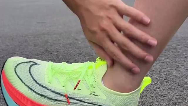 天花板的马拉松破二，鞋底zoomx弹性泡棉是非常软弹的，并且前掌有两块气垫，纤维丝增加上脚舒适程度