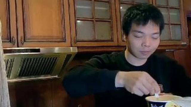 开间宾馆给设备充电，想不到80块钱能住进这么豪华的套房难以置信 #床车旅行 #穷游 #海滩露营 #豪