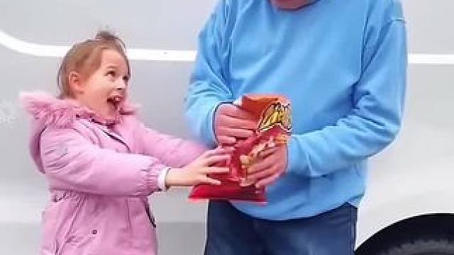 小女孩和痴呆老头的故事，这画面太温馨了！#看一遍笑一遍 #老外真会玩 #有趣的视频 #反转剧情 #神