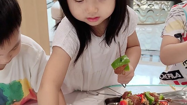 今天孩子们要自己做饭给爸爸吃