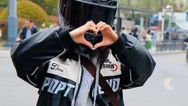 无处安放的手手，小美自己把自己都逗乐啦#西安机车街拍  #西安女骑 #最酷机车女孩