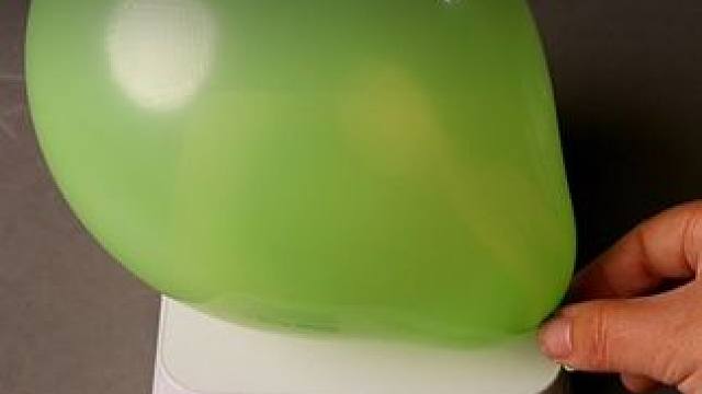 充气后的气球轻飘飘的，然而质量反而变重了，你知道这之间的差值是怎么产生的吗？#科学小实验 #趣味科普