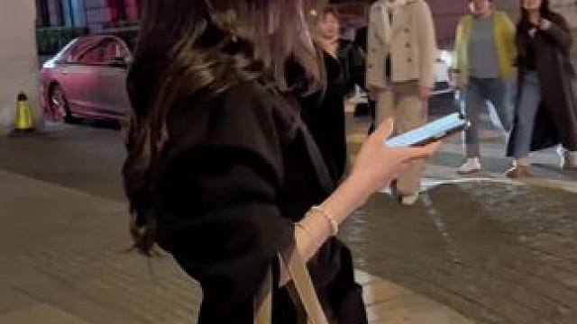 上海街头等法拉利的18岁女孩。#dou是好车 #法拉利F8 #路人视角