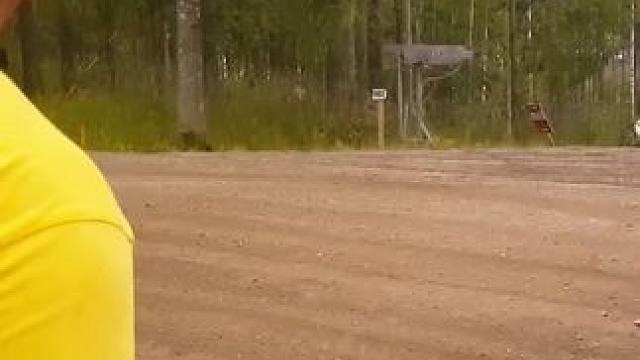 观众真会选位置，他们的激情感染了我..#拉力赛