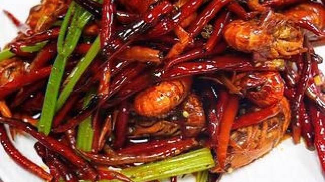 #小龙虾小龙虾吃起来 #龙虾 勇敢的麻辣小龙虾 听说吃过这道菜的人都非常勇敢 看完以