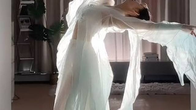 最近发现你们好像不喜欢我的舞蹈了？#古典舞 #氛围感 #en版若梦终于来了#古风变装 #国风合伙人