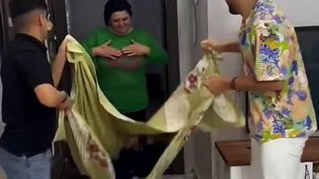 一家人奇葩荡秋千，最后父子直接崩溃了！#看一遍笑一遍 #意想不到的结局 #万万没想到 #沙雕老外 #