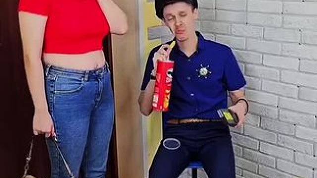 美女偷带零食被保安发现，结局让人万万没想到！#看一遍笑一遍 #万万没想到 #沙雕老外 #老外真会玩 