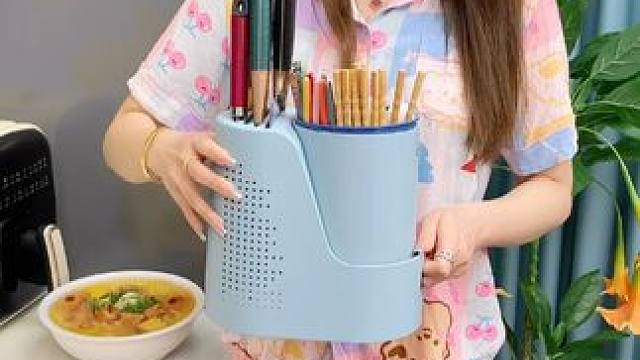 #旋转筷子筒收纳刀具筷子勺子一个就能通通收纳，底部自带沥水盘自由旋转拿取方便#厨房好物#厨房置物架#