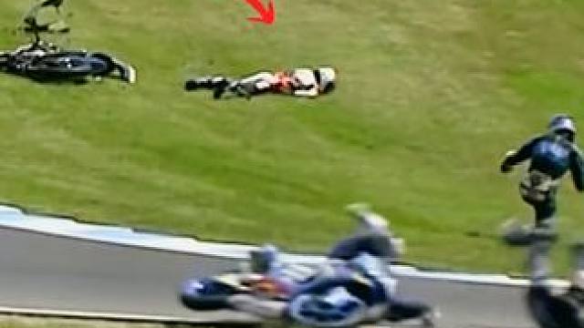 motogp最严重的翻车现场 #摩托车比赛 #motogp #事故#危险动作请勿模仿