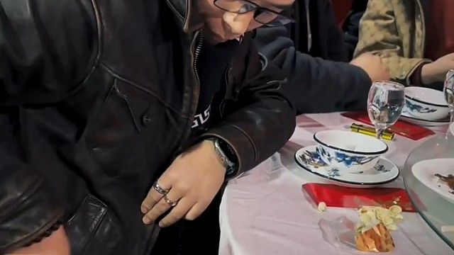 应该先拿火机，然后拿烟