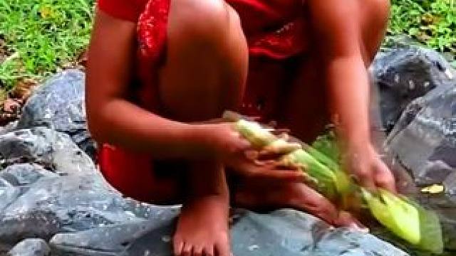 在丛林里吃鸭子配上炒玉米好吃 #荒野求生 #户外美食