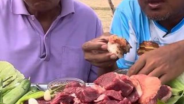 老丈人终于回来了，生怕吃慢一点都让老马给吃了 #百吃不厌 #咀嚼音解压 #咀嚼声 #我要上热门