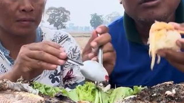 罗非鱼配土豆丝，老马带马嫂吃的是津津有味，看着就流口水 #咀嚼音 #咀嚼音解压 #美食分享 #太还吃