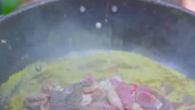 大哥今天外出，表弟朋友带来了牛杂和牛瘪汁，俩人在河边烹饪牛瘪汤#户外美食 #东南亚美食 #牛瘪汤 #