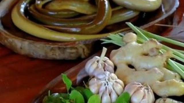 第2集｜表弟从田里抓了三斤黄鳝，兄弟二人又吃美了#原始美味 #黄鳝