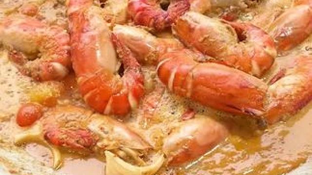 椒盐虾配面包#虾 #农村美食 #农村生活 #烹饪 #我是吃货