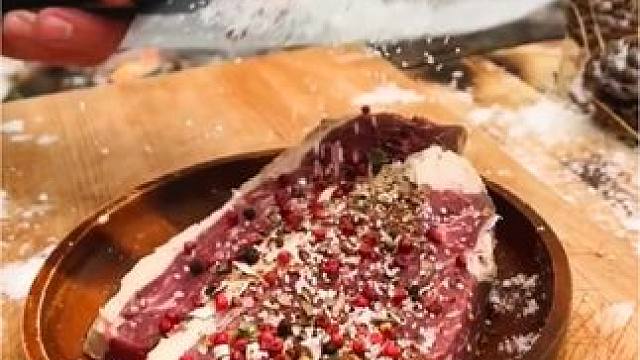 小哥来到雪山下烹饪美食#户外美食 #户外美食制作 #户外野餐 #一起去野餐吧