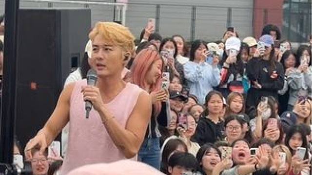 终于听到#吴克群 现场版的#为你写诗 了#演唱会现场 #操场唱歌 #校园演唱会