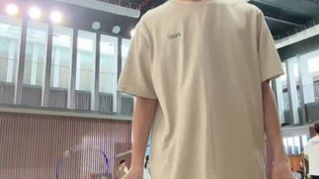 尤尼克斯小哥哥的球拍超好用#羽毛球 #大学生 #校园生活 #大学生精神状态 #运动