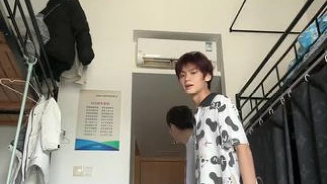 我的在学校处心积虑的形象管理费了#校园生活 #大学生 #大学生哪有不疯的 #大学生的崩溃瞬间 #大学