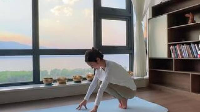 金刚趴对身体的好处很多，每天睡前10分钟睡眠好了 身体畅通了。#瑜伽 #金刚趴 #放松心情缓解压力的