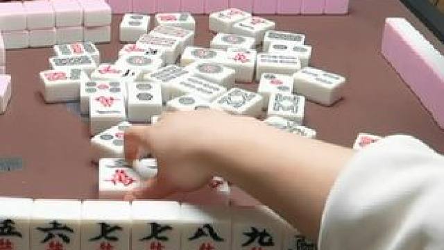 #长沙麻将  #纯正家乡麻将 #JJ麻将小游戏 #打麻将纯属娱乐 你们说我在碰七万之前到底胡几张！