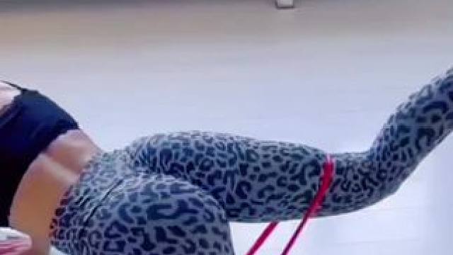 #正常瑜伽动作无不良引导#跟着美女学瑜伽