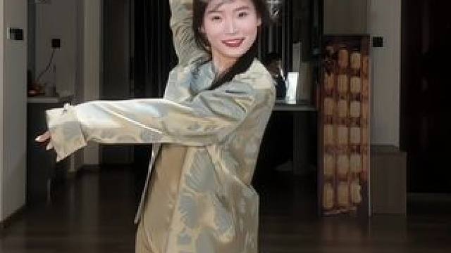 #舞蹈 “我本愿将心单单向月明
奈何那明月却只照沟渠～”#温柔风穿搭 #国风 #氛围感 #光