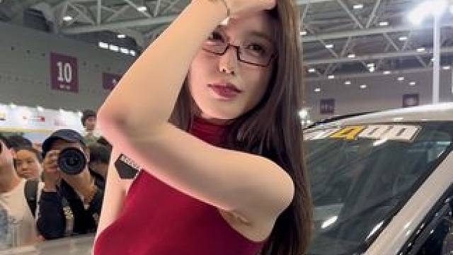 #车模美女 #车展现场 #又美又飒 #车模星甄选 #路人视角 @小乌苏Tina