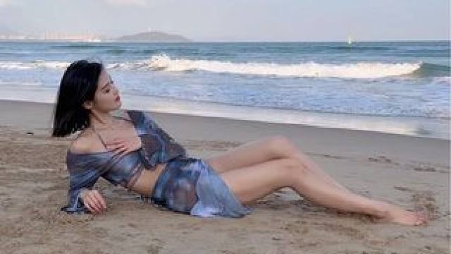 #美女模特 #大长腿 #海滩美女 #完美身材 #海边穿搭无不良引导 @程儿 @程儿今天开播了吗