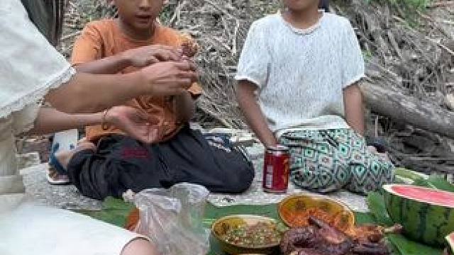 山间小溪边的野炊 领略大自然的美景 让人心情舒畅#松毛烤鸡#新农人计划2024 #地方特色美食 #双