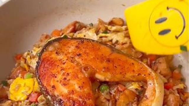 晚餐吃什么｜三文鱼时蔬蛋炒饭#我的厨房日记 #春日好食光 #吃瘦不饿瘦 #合理饮食营养均衡 #好好吃