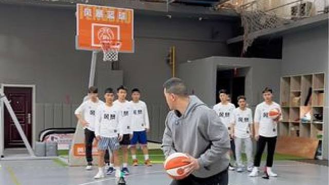 #篮球 #日常训练 #一分钟干货教学 
运球与传球整体轮转系列
｜加速绕桩完成胸口平传球
｜背后转换