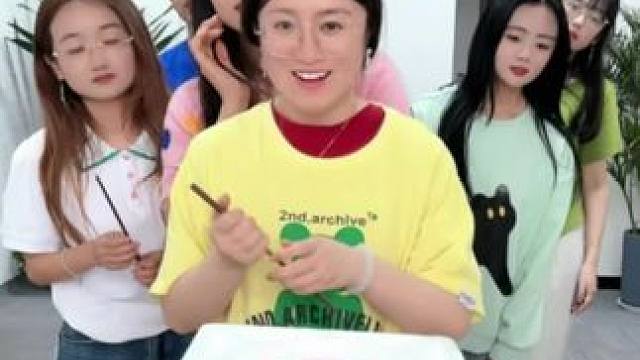 扎气球挑战，紧张又刺激哈哈#这个太好玩了 #真会玩 #趣味游戏 #解压 #办公室游戏