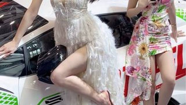 苏州车展的18岁车模，真是风情万种，身材太好了，旁边的大哥们都看的都口水流一地#苏州gt秀 #dou