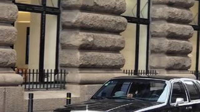 外滩偶遇一台经典老车
 #林肯城市 #黑牌 #情怀老车