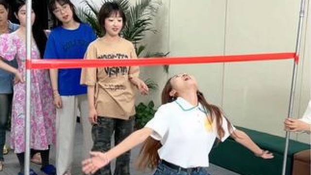 下腰挑战，哈哈哈太好玩了#办公室游戏 #高难度动作 #搞笑