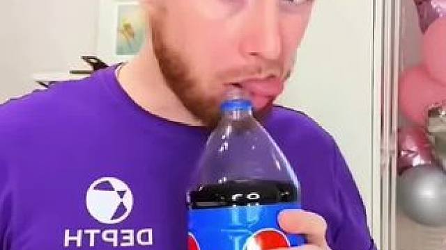 夫妻喝饮料玩套路，结局真是万万没想到！#看一遍笑一遍 #万万没想到 #意想不到的结局 #老外迷惑行为