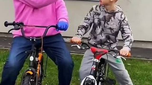 痴呆老头和小男孩的故事，结局太让人感动了！#看一遍笑一遍 #老外真会玩 #意想不到的结局 #老外迷惑