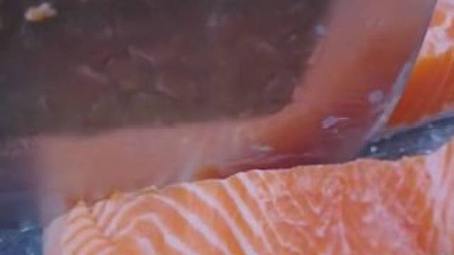 哥俩今天搞了一条三文鱼改善伙食，没有山葵酱直接用酸辣汁代替#户外美食制作 #三文鱼 #刺身美食