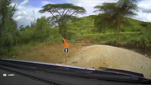 SS6塔纳克撞上了路中间的一块石头，赛车失控撞上了右侧的土墙，悬挂和减震都被撞坏了，同时也失去了方向