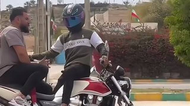 街头艺人。#翘头 #极限运动 #玩的就是心跳 #大神控车 #暴力摩托