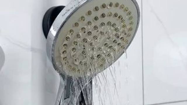 家里的花洒出水孔堵了，就用这个#疏通器  方便又实用，手机充电口、扬声器，还有水龙头堵了都能用#刷子