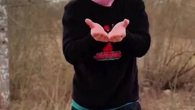 小伙向路人讨水喝被嫌弃，结局真是太解气了！#看一遍笑一遍 #意想不到的结局 #老外真会玩 #沙雕老外