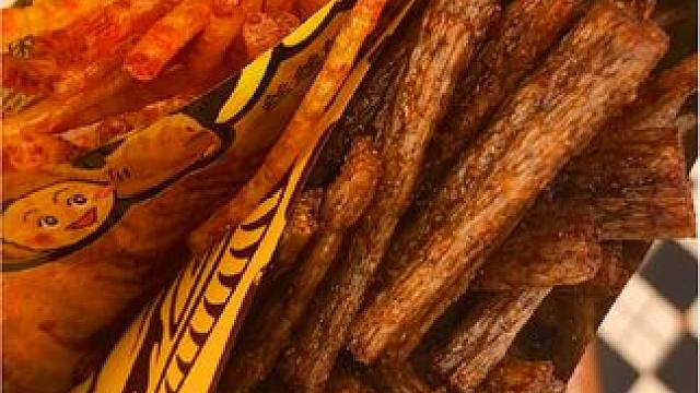 快来试试这个辣条零食大礼包，开启美味之旅！鲜辣的口感，加上丰富的香料，让你回味无穷。大礼包中包含多种