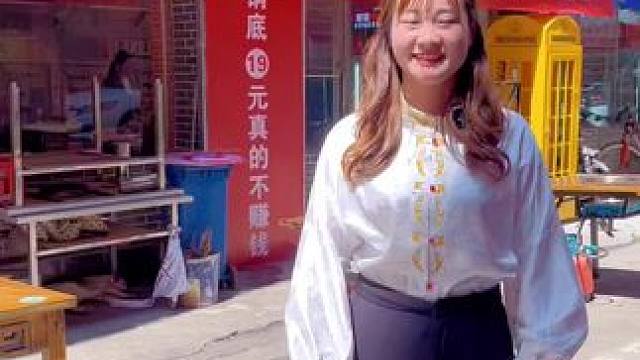 陈小岭筠连店重装升级开业啦！1 块钱就能吃 50 根签，9.9 能吃 100 根签，太划算了吧！锅底